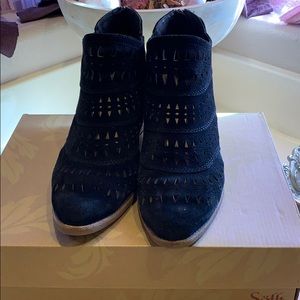 Soffit black suede ankle boots.